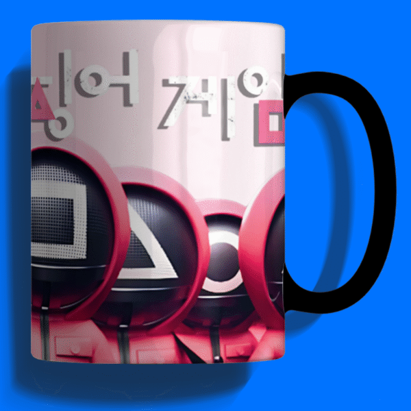 Mug Magique Squid Game Gardes Masqués, Mug Thermoréactif – Image 4
